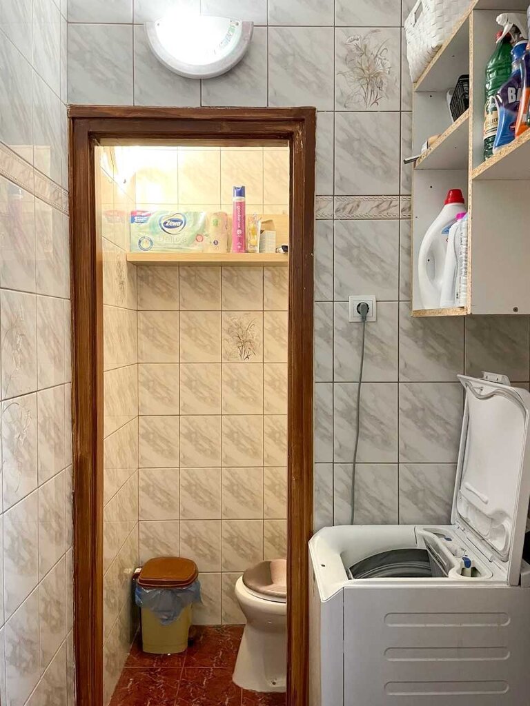 Mosókonyha WC-vel és mosógéppel
