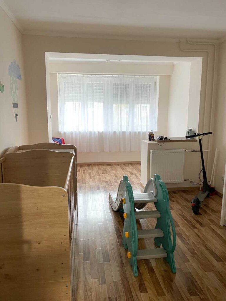 Világos gyerekszoba laminált padlóval