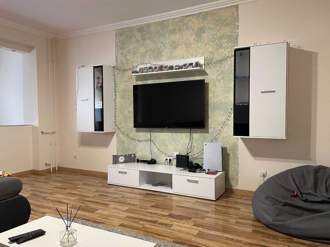 Modern nappali texturált díszfallal és TV-vel
