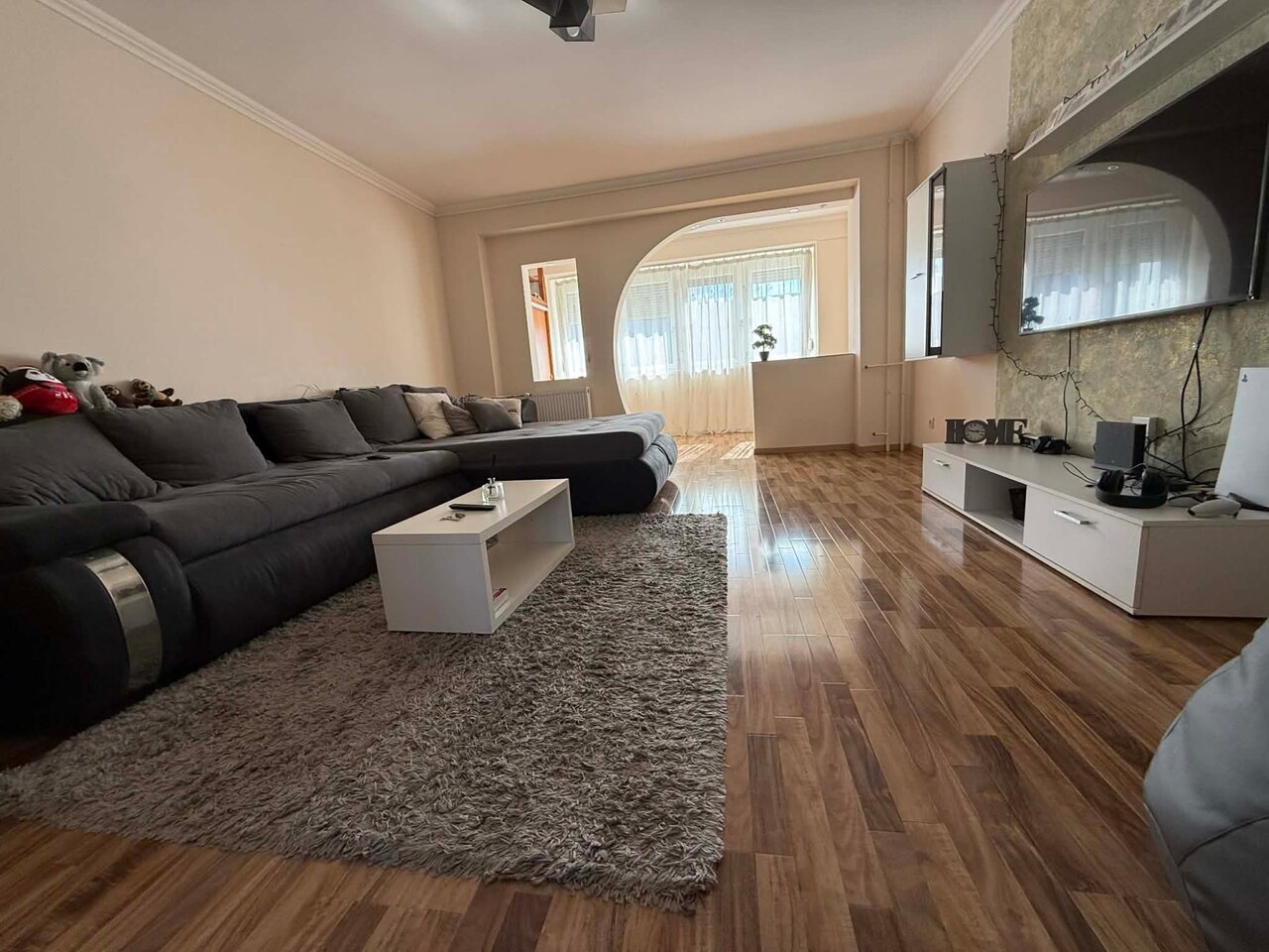 Nappali sarokkanapéval és mennyezeti ventilátorral